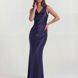 Vestido longo acetinado com decote drapeado