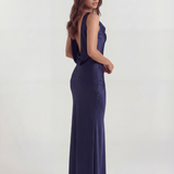 Vestido longo acetinado com decote drapeado