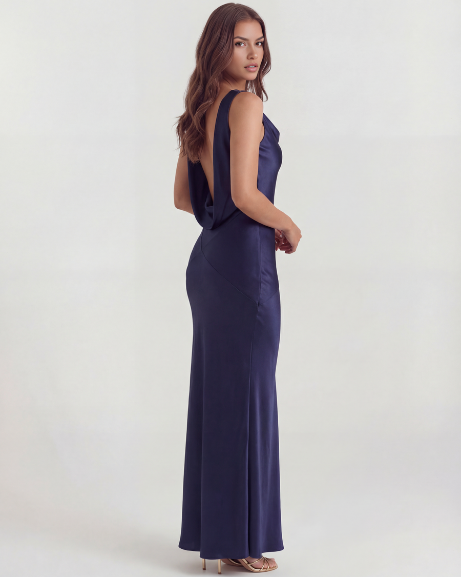 Vestido longo acetinado com decote drapeado