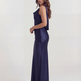 Vestido longo acetinado com decote drapeado