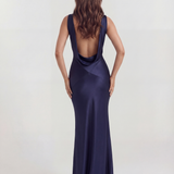 Vestido longo acetinado com decote drapeado