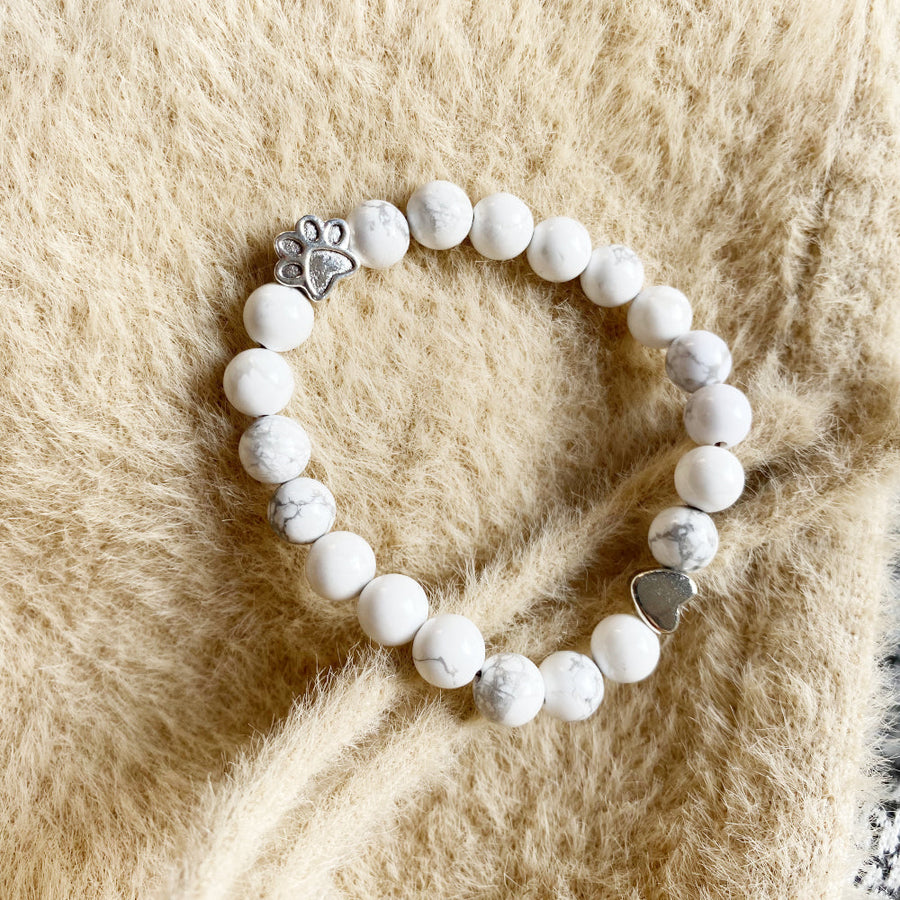 Pulseira em Pedra Natural com Berloques Patinha e Coração