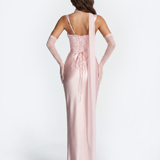 Vestido longo acetinado com decote quadrado
