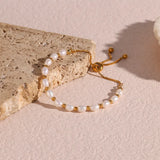 Pulseira Elegante com Pérolas e Dourado