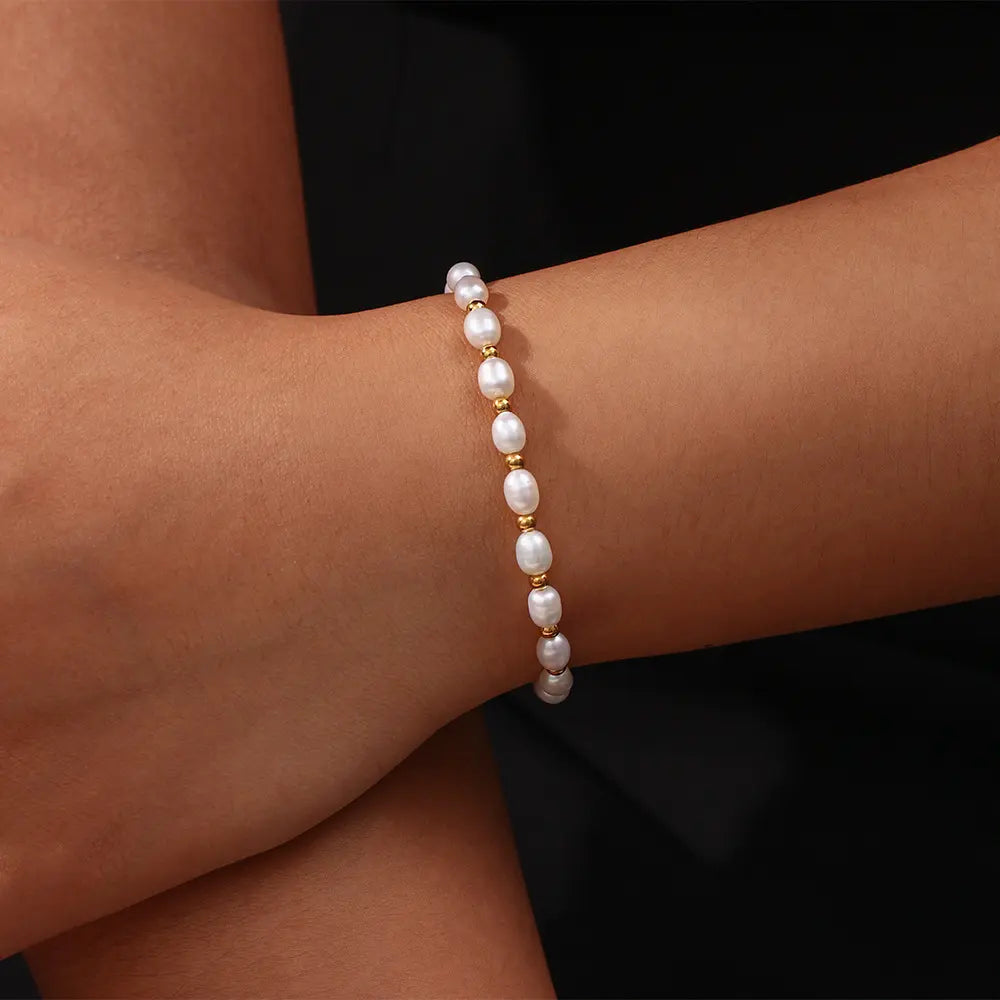 Pulseira Elegante com Pérolas e Dourado