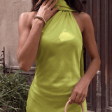 Vestido largo satinado con cuello halter