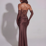 Vestido longo acetinado com decote drapeado