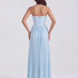 Vestido longo plissado com decote tomara que caia