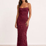 Vestido longo bordado com alças