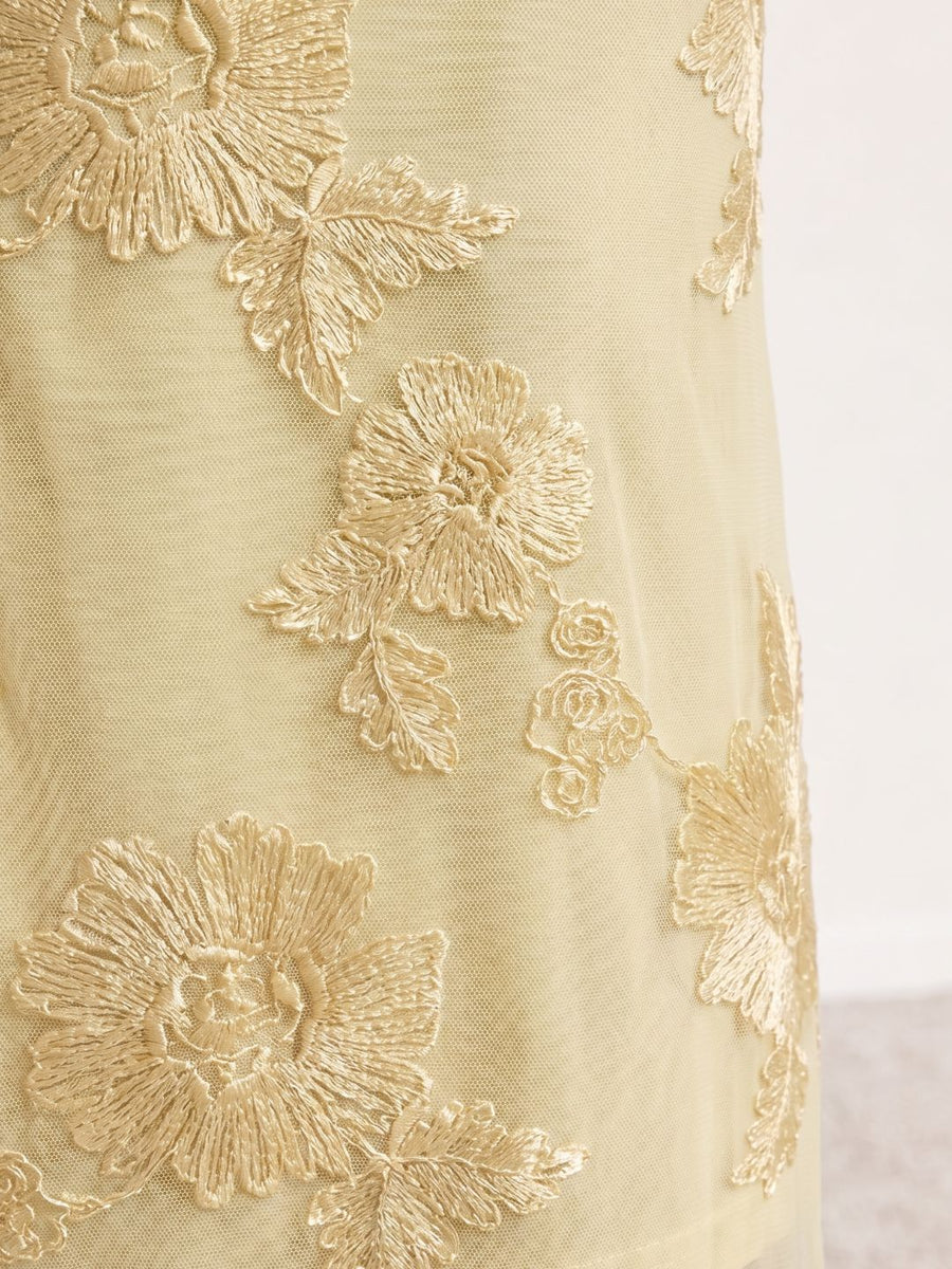 Vestido longo bordado com alças