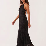 Vestido longo halter com textura plissada