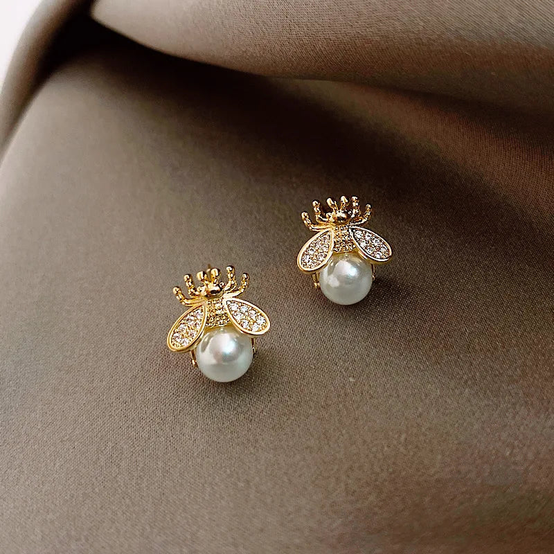 Boucles d'oreilles clous abeille perle – Bijoux élégants dorés pour femmes