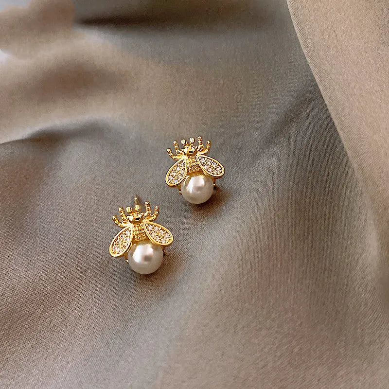 Boucles d'oreilles clous abeille perle – Bijoux élégants dorés pour femmes