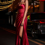 Leonor | Vestido comprido em cetim plissado com decote coração