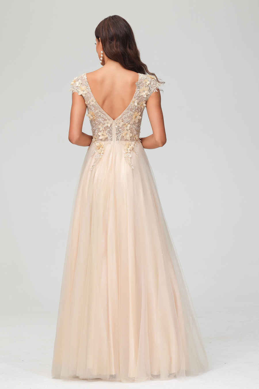 Clara | Vestido em tule transparente com aplicações florais com decote em V