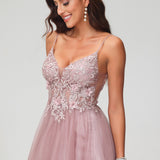 Flávia | Vestido comprido em tule com aplicações transparentes com decote em V e strass