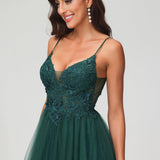 Flávia | Vestido comprido em tule com aplicações transparentes com decote em V e strass