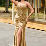Margarida | Vestido de gala com decote coração e cauda com pregas