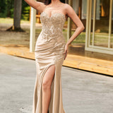 Margarida | Vestido de gala com decote coração e cauda com pregas