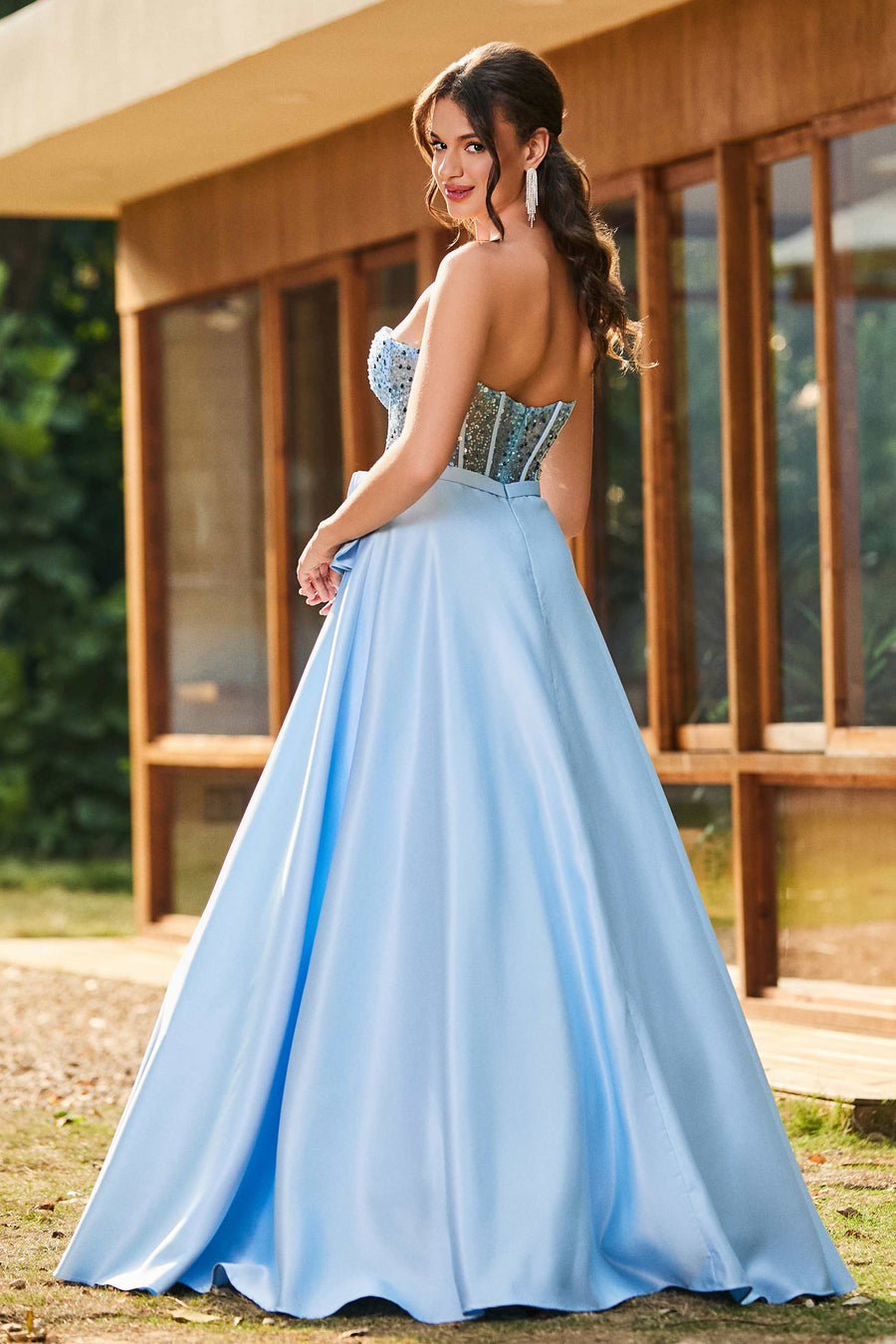 Bruna | Vestido comprido em cetim evasê com top em lantejoulas e decote coração
