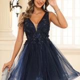 Débora | Vestido curto em tule com aplicações florais com decote em V
