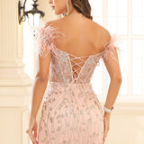 Laura | Vestido curto justo com aplicações transparentes e ombros descobertos