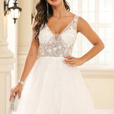 Júlia | Vestido curto em tule evasê com strass transparentes com decote em V