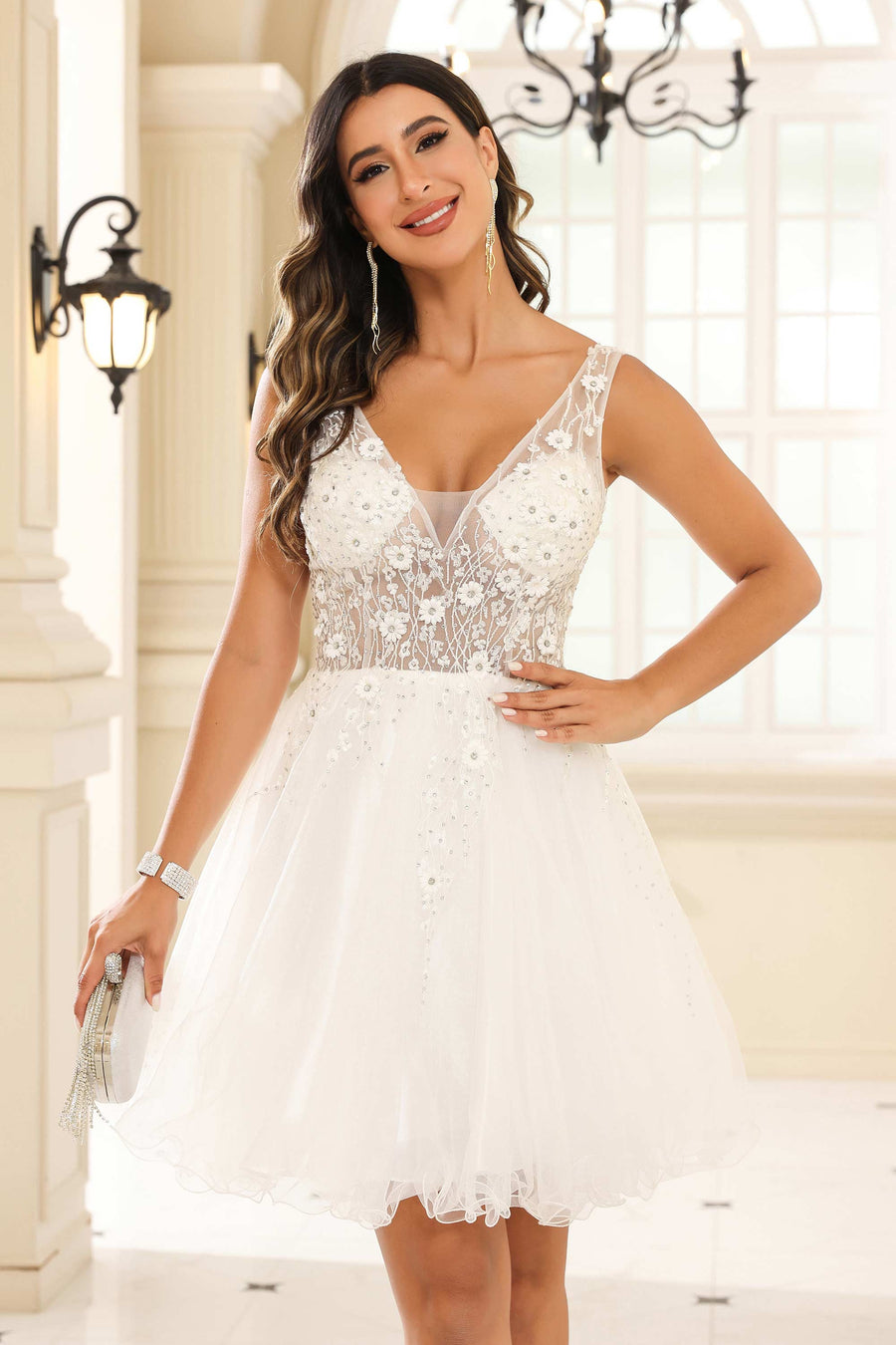 Júlia | Vestido curto em tule evasê com strass transparentes com decote em V