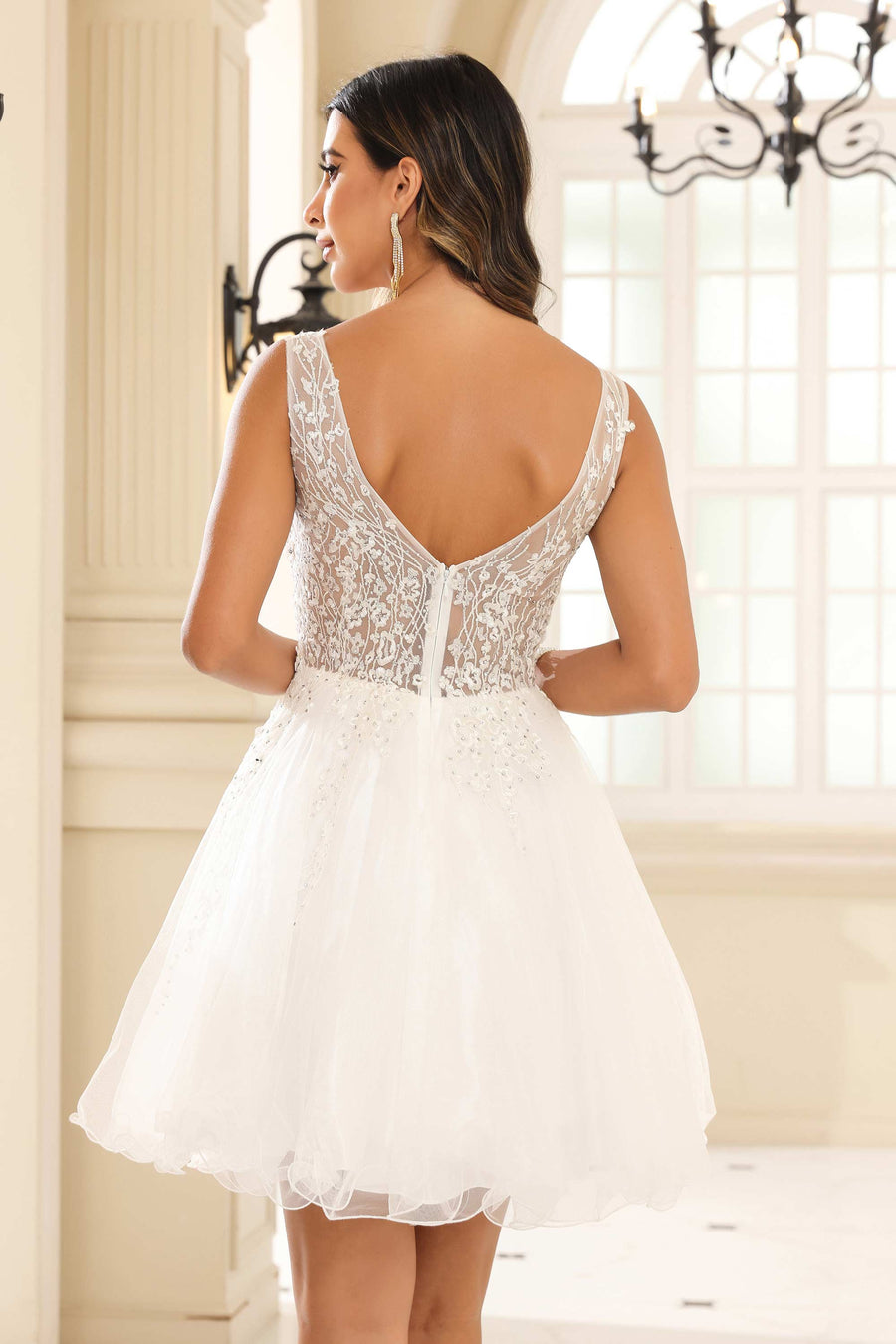 Júlia | Vestido curto em tule evasê com strass transparentes com decote em V