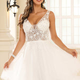 Júlia | Vestido curto em tule evasê com strass transparentes com decote em V
