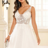 Júlia | Vestido curto em tule evasê com strass transparentes com decote em V