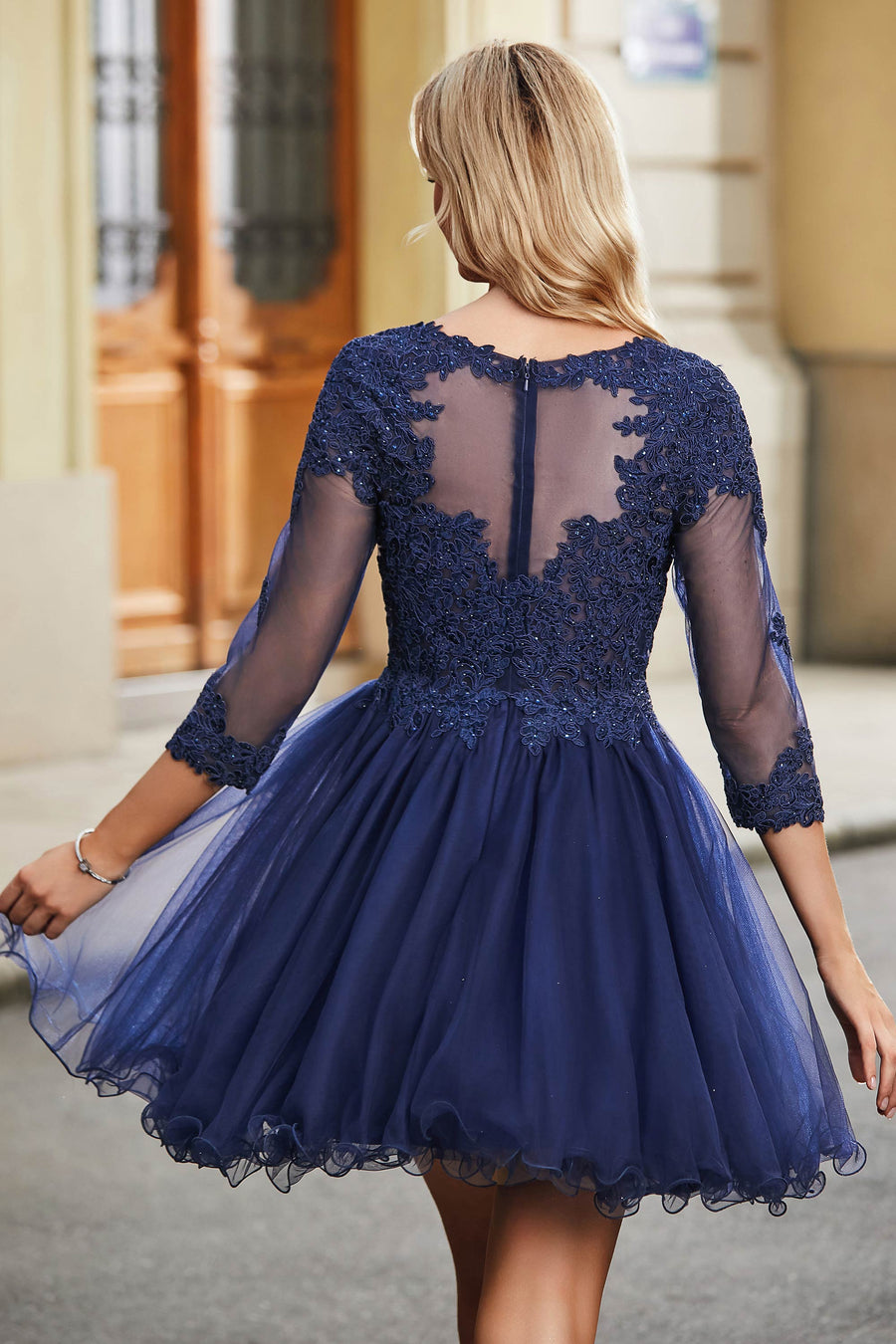 Regina | Vestido curto em tule com mangas compridas em ilusão