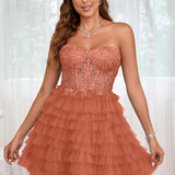 Diana | Vestido curto em camadas em tule evasê com aplicações