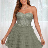 Diana | Vestido curto em camadas em tule evasê com aplicações