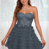 Diana | Vestido curto em camadas em tule evasê com aplicações