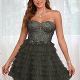 Diana | Vestido curto em camadas em tule evasê com aplicações