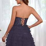 Diana | Vestido curto em camadas em tule evasê com aplicações