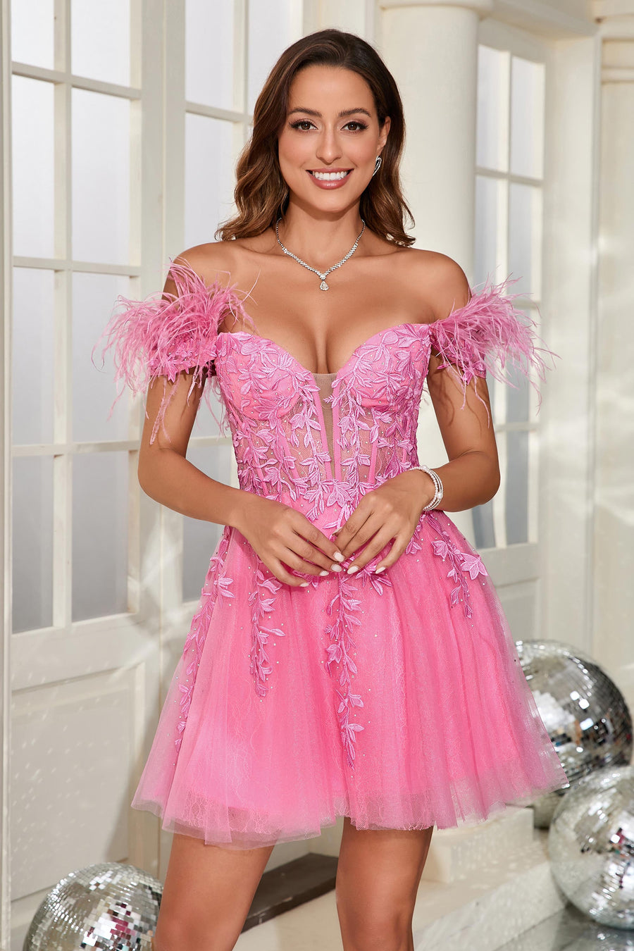 Mariana | Vestido curto em tule com plumas ombros descobertos e aplicações
