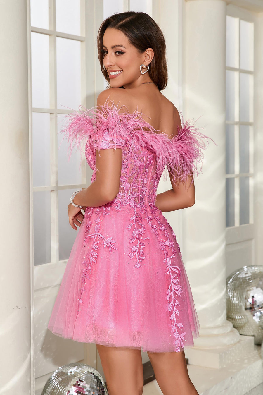 Mariana | Vestido curto em tule com plumas ombros descobertos e aplicações