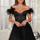 Mariana | Vestido curto em tule com plumas ombros descobertos e aplicações