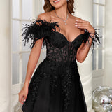 Mariana | Vestido curto em tule com plumas ombros descobertos e aplicações