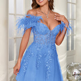 Mariana | Vestido curto em tule com plumas ombros descobertos e aplicações