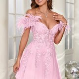 Mariana | Vestido curto em tule com plumas ombros descobertos e aplicações