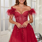 Mariana | Vestido curto em tule com plumas ombros descobertos e aplicações