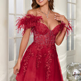 Mariana | Vestido curto em tule com plumas ombros descobertos e aplicações