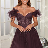 Mariana | Vestido curto em tule com plumas ombros descobertos e aplicações
