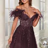 Mariana | Vestido curto em tule com plumas ombros descobertos e aplicações