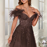 Mariana | Vestido curto em tule com plumas ombros descobertos e aplicações