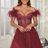Mariana | Vestido curto em tule com plumas ombros descobertos e aplicações