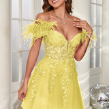 Mariana | Vestido curto em tule com plumas ombros descobertos e aplicações